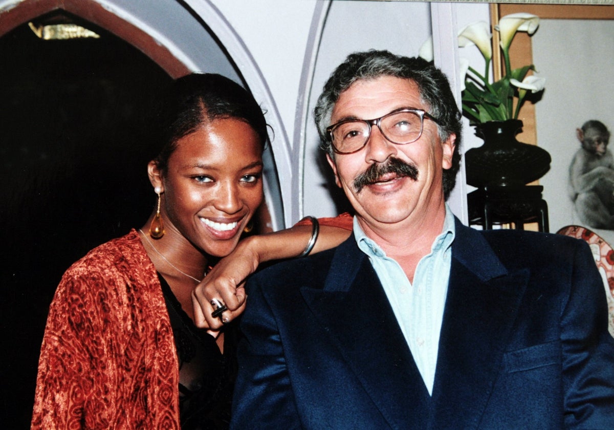 La modelo Naomi Campbell posa junto al fotógrafo gibraltareño Juan Carlos Teuma.