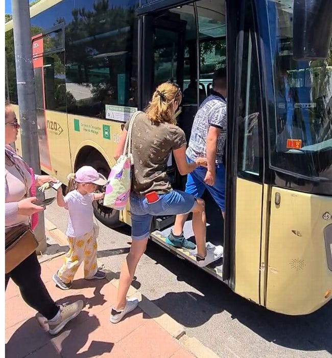 Viajeras suben a un autobús, hacia Torremolinos.