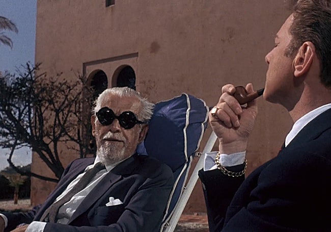 Boris Karloff, en el castillo de Bil-Bil, en un fotograma de 'El coleccionista de cadáveres'.