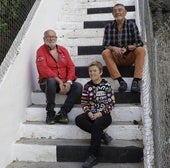 De izquierda a derecha, Santiago Rubio, Charo Alises y Benja Micó, en el pasaje Pia Beck de Torremolinos.
