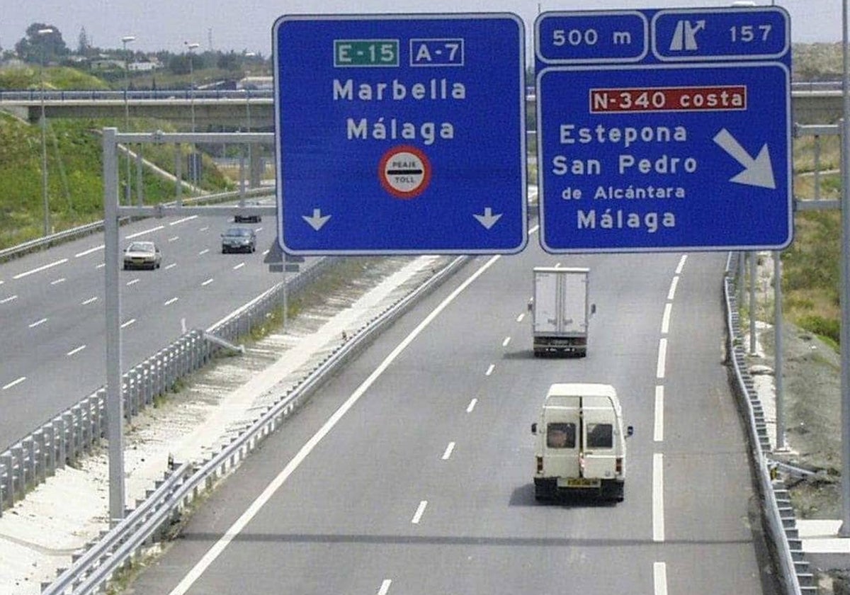 Cartel que señaliza la autopista AP-7 de la Costa del Sol en Estepona.