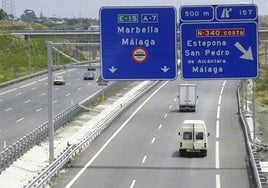 Cartel que señaliza la autopista AP-7 de la Costa del Sol en Estepona.