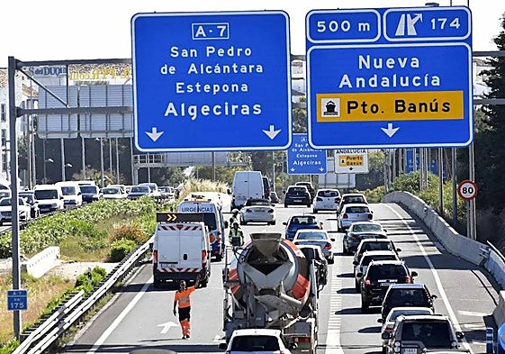 Un accidente provoca caravanas en la autovía de la Costa, una imagen habitual.