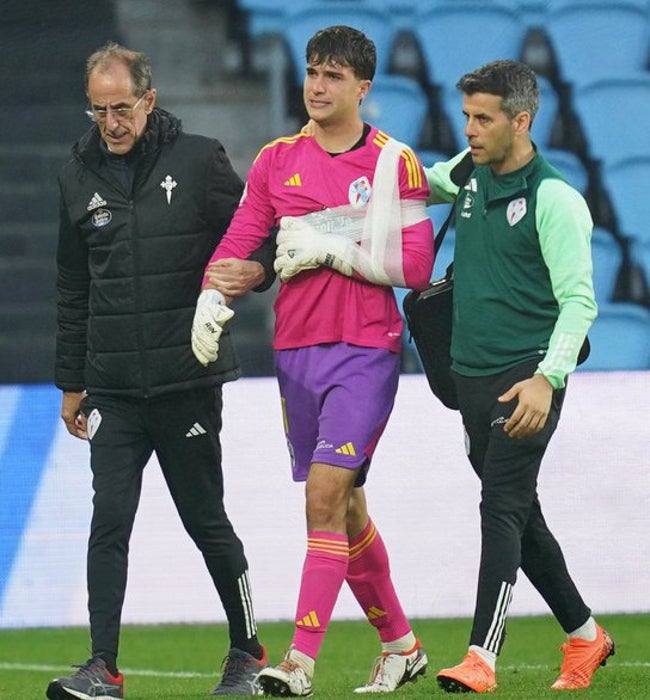 El portero del Celta B, Coke, sale el sábado del campo lesionado.