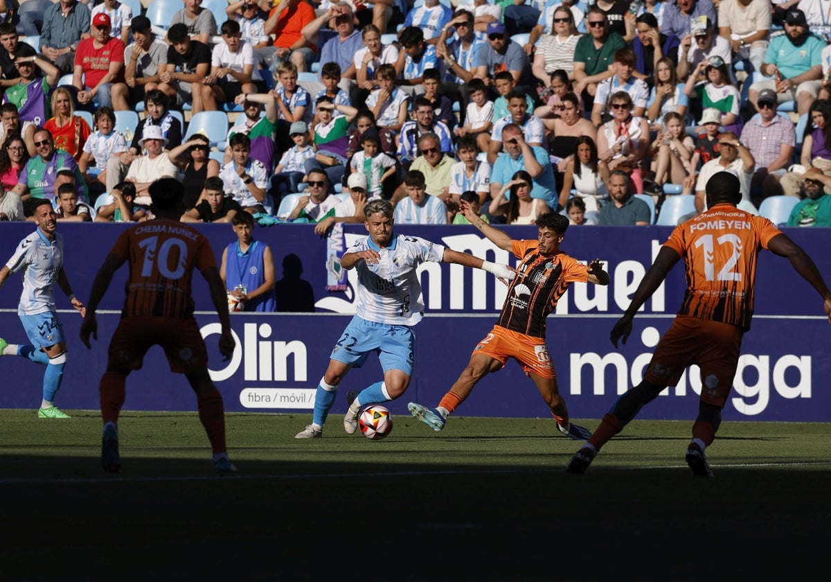 DAni Lorenzo conduce el balón en el anterior encuentro en La Rosaleda, contra el Antequera.