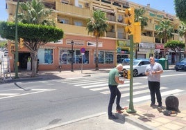 Instalación del nuevo semáforo, con la presencia del concejal responsable y de la Policía Local.