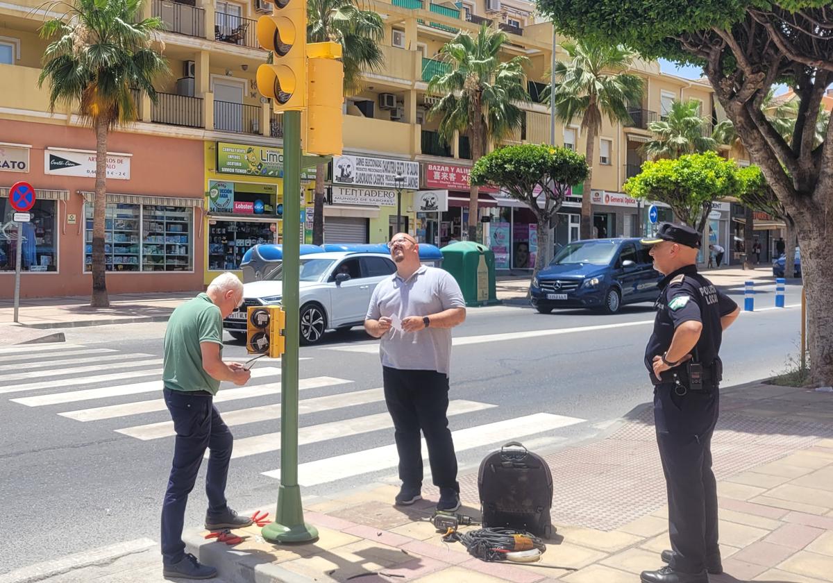 Instalación del nuevo semáforo, con la presencia del concejal responsable y de la Policía Local.