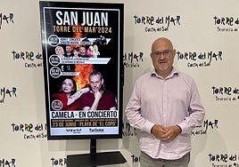 El teniente de Alcalde de Torre del Mar, Jesús Carlos Pérez Atencia, con el cartel del concierto.