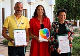 Nacho Martínez, presidente de Acogat; Loles López, consejera de Igualdad, y Margarita del Cid, alcaldesa de Torremolinos.