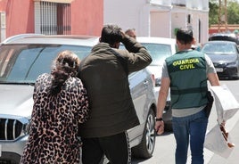 Familiares del hombre atrincherado, con la Guardia Civil.