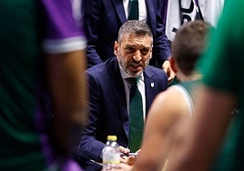 Ibon Navarro instruye a sus jugadores durante un tiempo muerto.