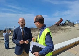 Javier Salas en una visita a las obras de reposición de arenas en las playas de La Cala del Moral.