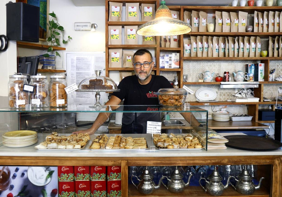 Alejandro Camacho, tras el mostrador de dulces árabes.