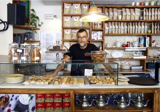 Alejandro Camacho, tras el mostrador de dulces árabes.