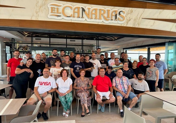 La familia que da vida a El Canarias, lista para su reapertura, tras las importantes obras de reforma en este chringuito, un clásico de la plaza del Remo de Torremolinos.