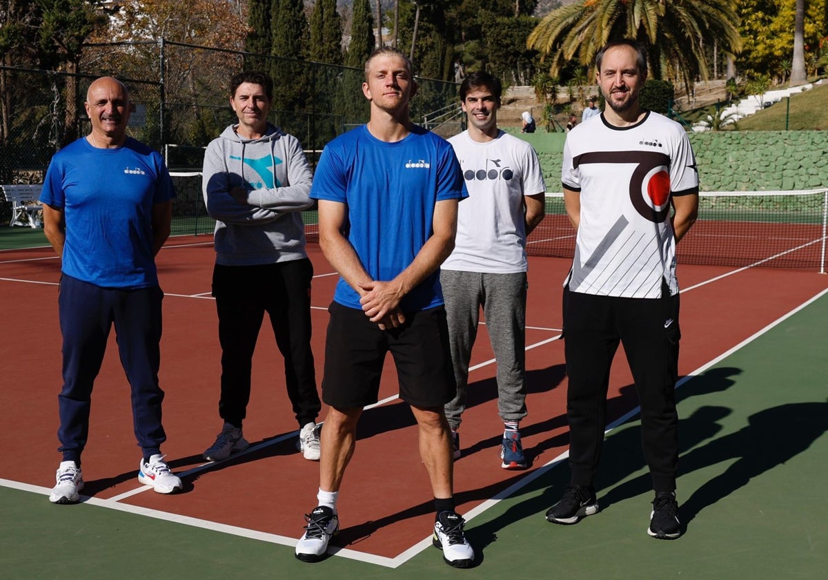 Davidovich, en primer plano, y detrás, con sudadera gris, Jorge Aguirre, en una imagen tomada con todo su equipo de trabajo al comienzo de la temporada.