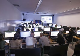 Los responsables de las diferentes sedes (16 este año), en una de las últimas sesiones formativas previas a los exámenes de la semana próxima.