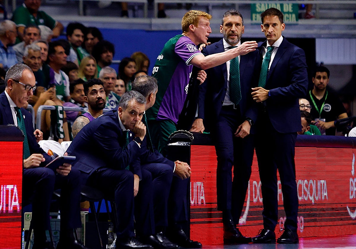 Alberto Díaz da explicaciones a Ibon Navarro en un momento del partido.