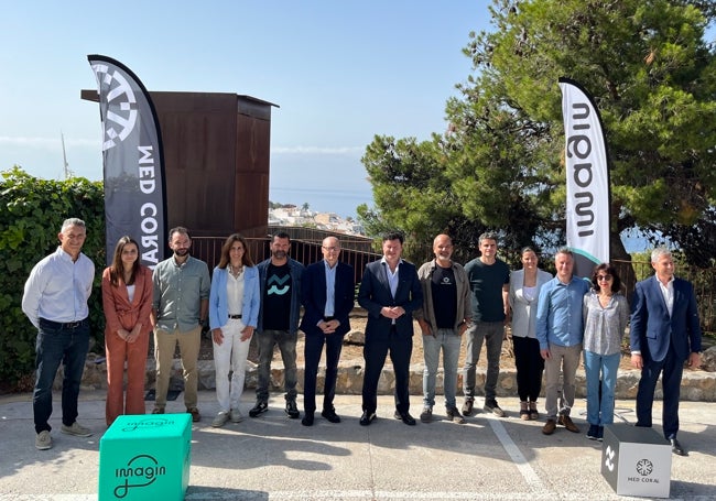 Autoridades y responsables del proyecto, este miércoles en el recinto de la Cueva de Nerja.