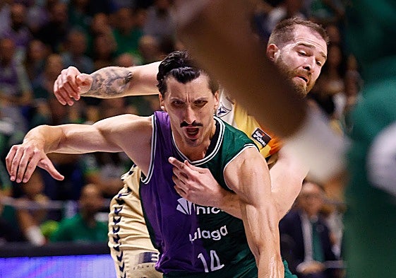 Djedovic trata de escaparse de la defensa de Radovic.