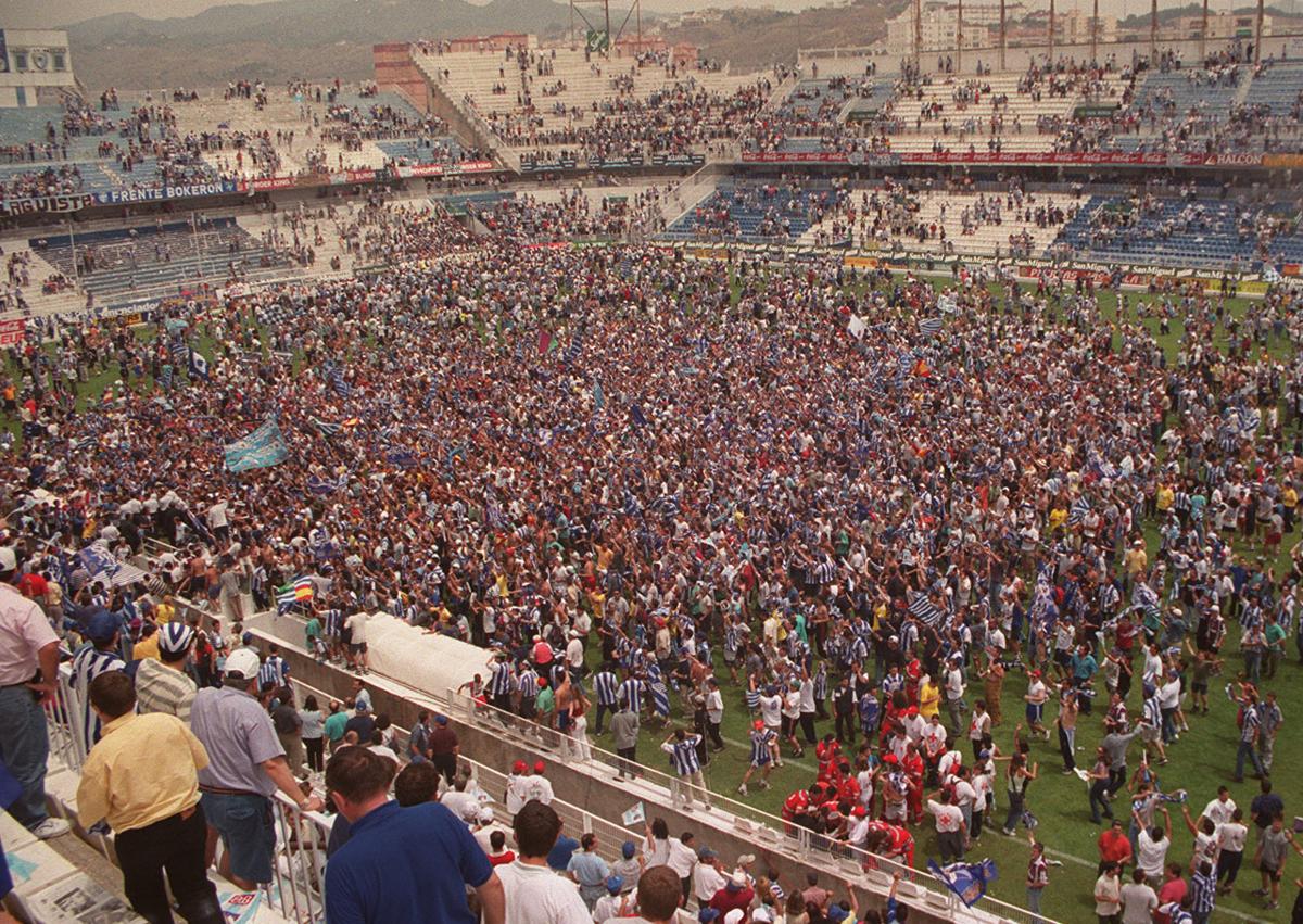 Imagen secundaria 1 - Los jugadores, en el balcón del Ayuntamiento. Invasión de campo tras el ascenso y Fernando Puche, en el vestuario.