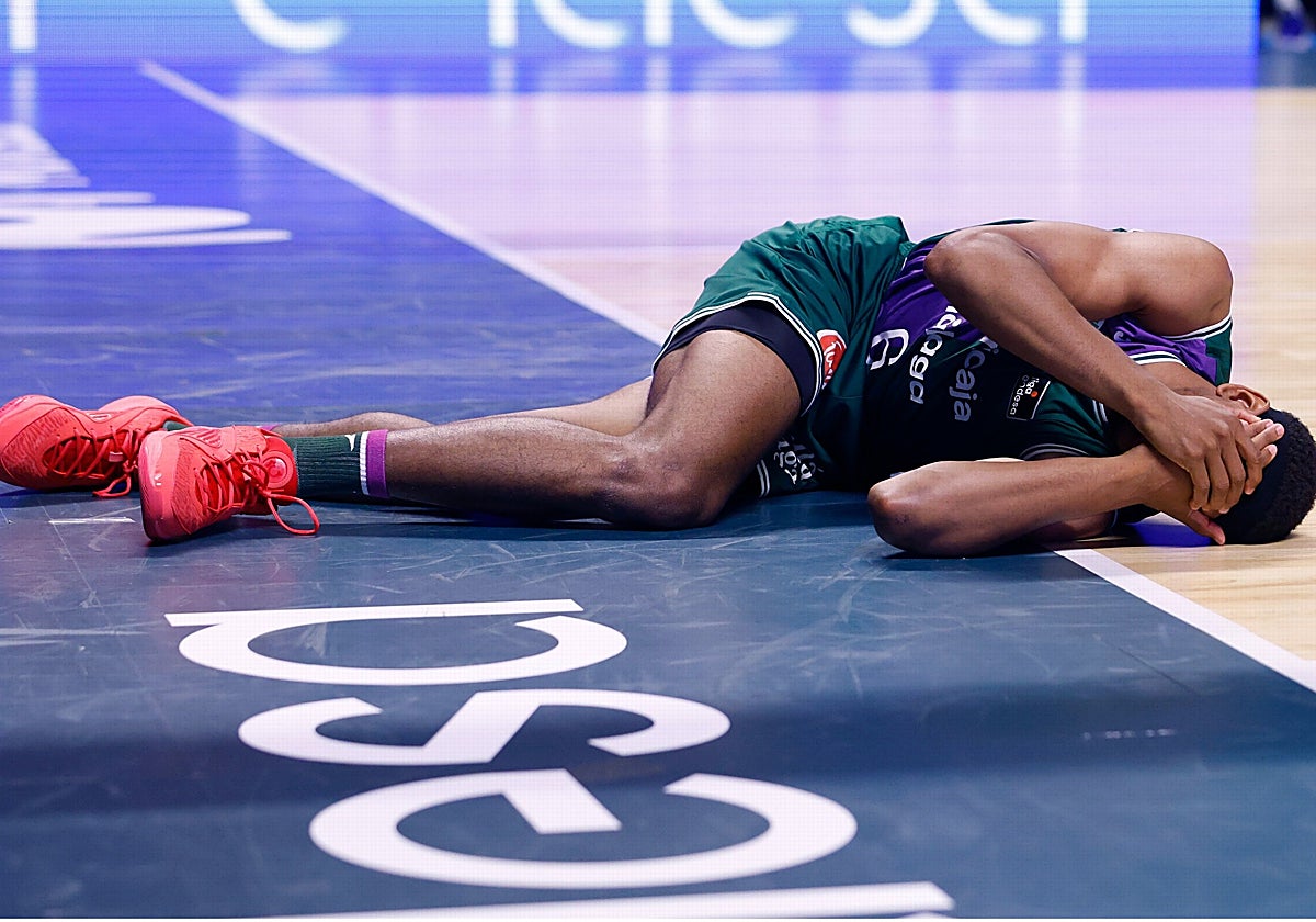 Taylor se duele en el suelo tras recibir el golpe.