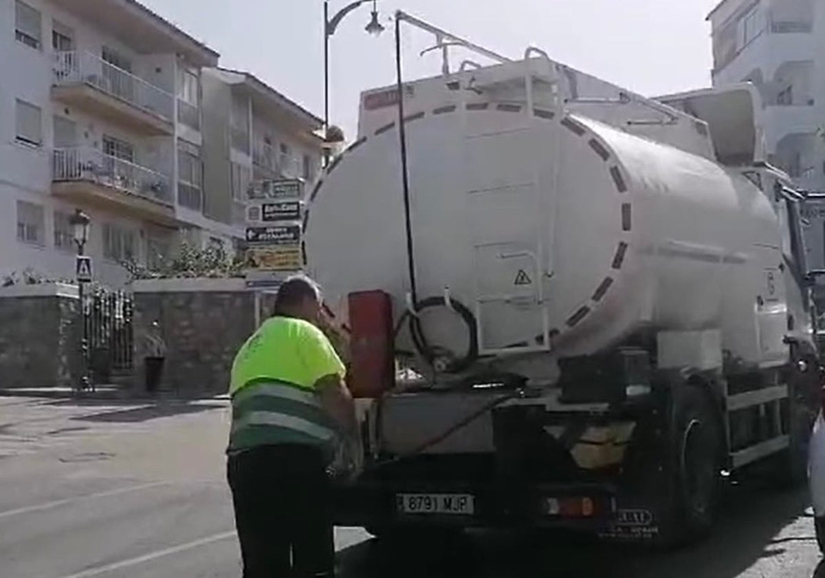 Operario con el uniforme de limpieza de Mijas, limpiando en un espacio público de Alhaurín El Grande.