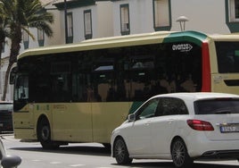 Un turismo sortea a un autobús de la línea M 160.