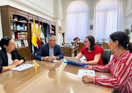 El alcalde, con la concejala, en la reunión mantenida para analizar los resultados del estudio sobre internet.