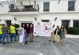 Miembros de la plataforma de vecinos contra la gasolinera, a las puertas del Ayuntamiento de Mijas.