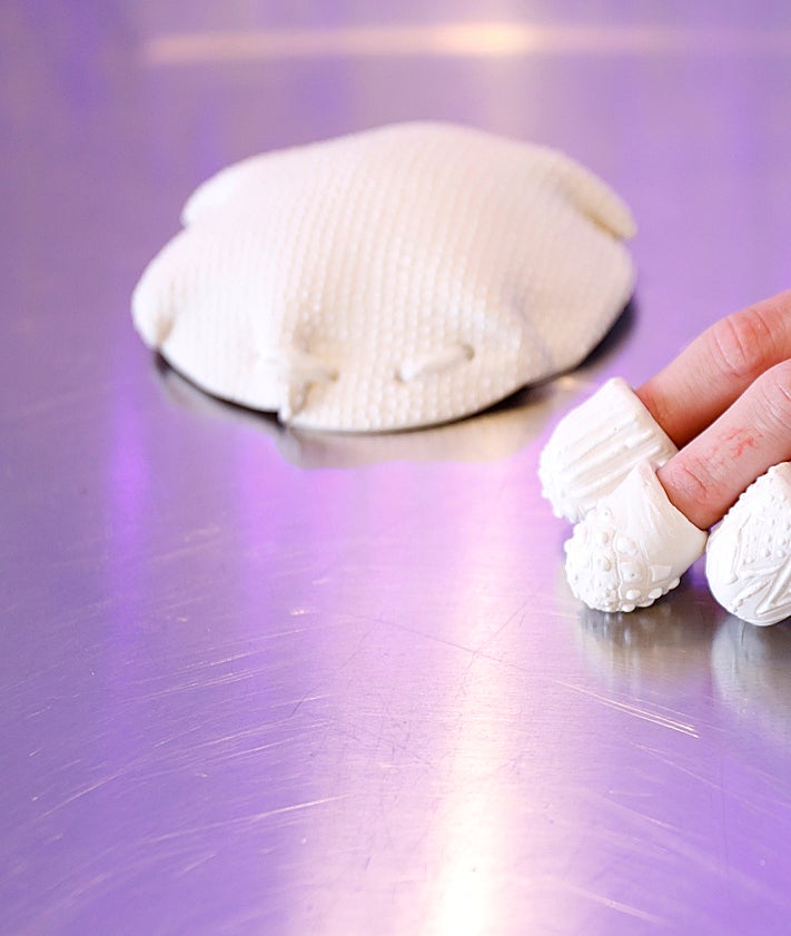 Imagen secundaria 2 - Paloma de la Cruz cose en barro el tapete de su abuela Anita