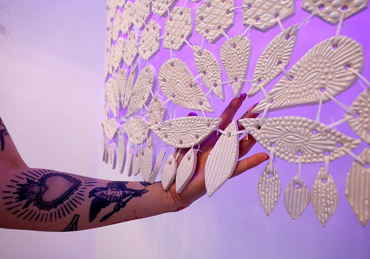 Imagen principal - Paloma de la Cruz cose en barro el tapete de su abuela Anita