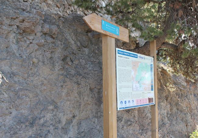 En los últimos metros se enlaza con el sendero de La Coracha.