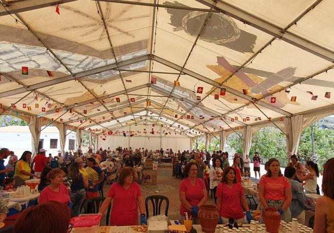 El encuentro se organiza en una carpa en la entrada de Almáchar.