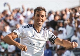 Carrasco celebra un gol con el Marbella.