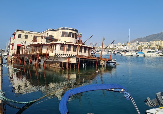 El Willow lleva cinco años semihundido en el puerto deportivo de Benalmádena.