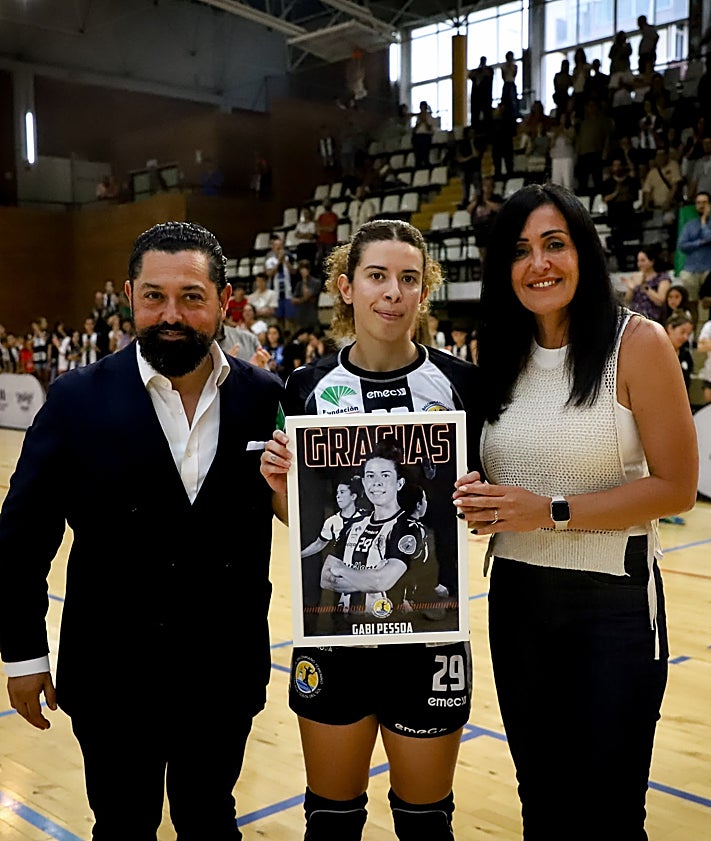 Imagen secundaria 2 - El Costa del Sol remonta y despide la temporada con el tercer puesto en la Liga