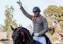 Martín Dockx celebra su victoria en el Gran Premio Especial de Barcelona.