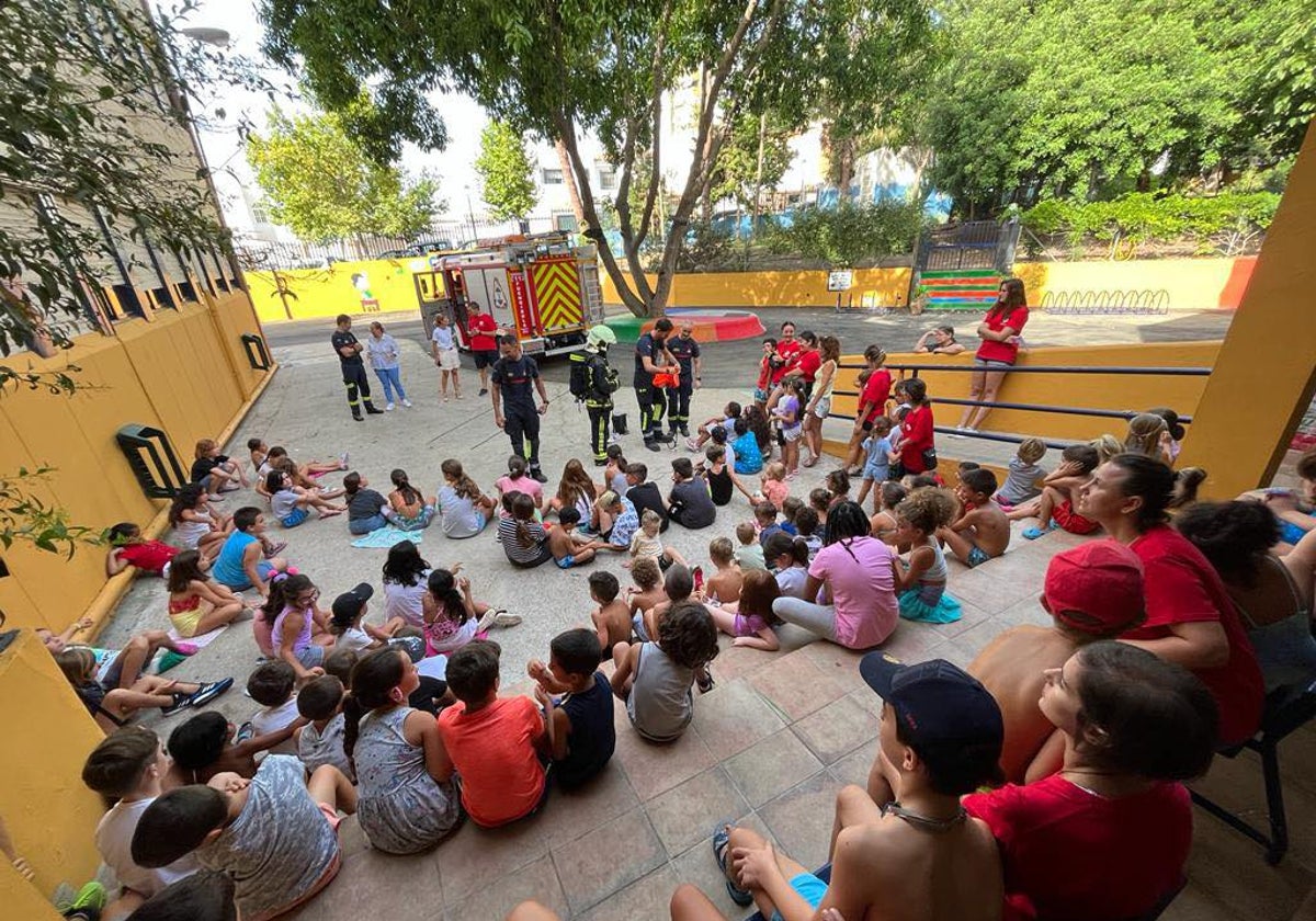 Bomberos participando en una actividad de las escuelas de verano, en una imagen de archivo.