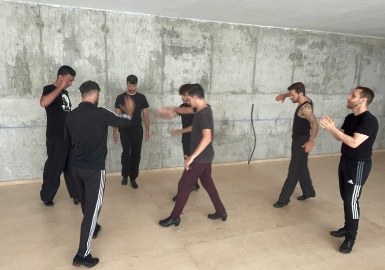 La compañía del granadino Manuel Liñán, en un momento del ensayo que ha tenido lugar este viernes en la residencia de Torrox.