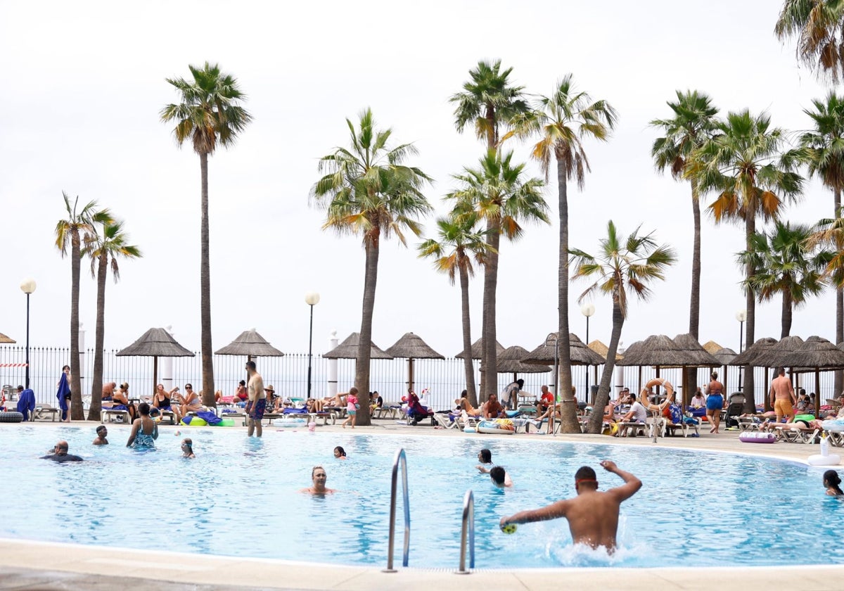 Vista de la piscina del hotel Holiday World, en Benalmádena.