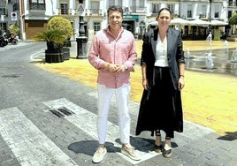 El alcalde de Torrox y la concejala de Urbanismo, en la plaza de la Constitución.