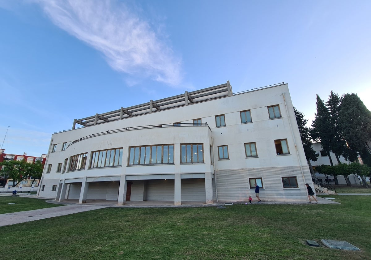 Imagen principal - La fachada curva que mira al Mediterráneo y la escalera marcan el eje del edificio del Movimiento Moderno que, en su nueva etapa, como centro cultural, acoge todo tipo de actividades, como el festival de La Térmica Village.