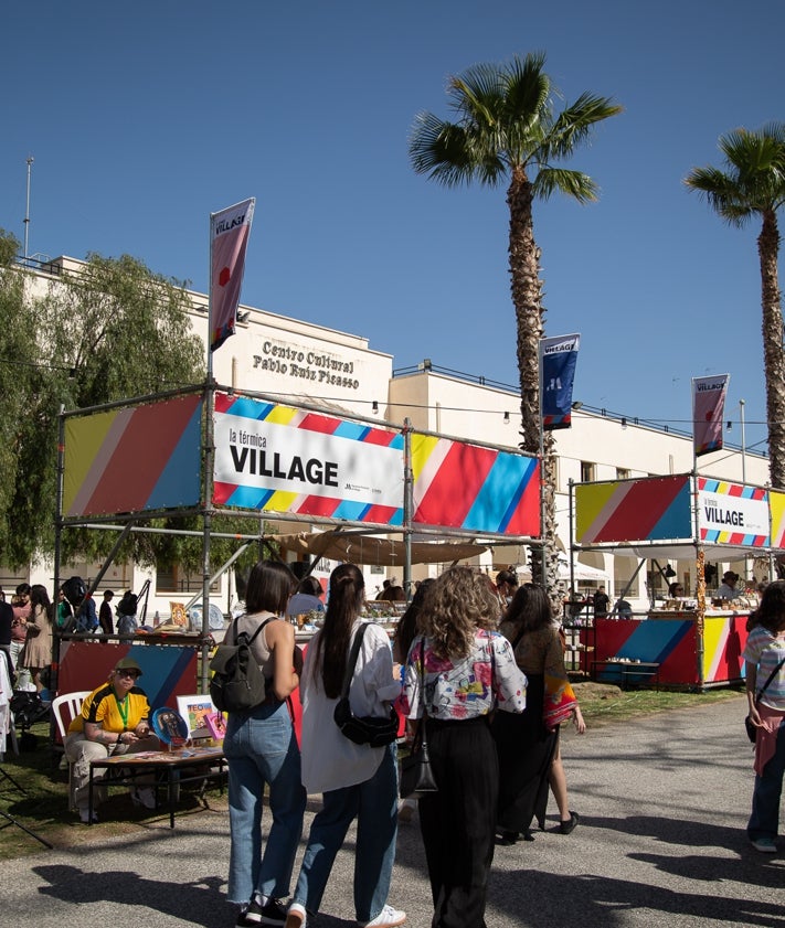 Imagen secundaria 2 - La fachada curva que mira al Mediterráneo y la escalera marcan el eje del edificio del Movimiento Moderno que, en su nueva etapa, como centro cultural, acoge todo tipo de actividades, como el festival de La Térmica Village.