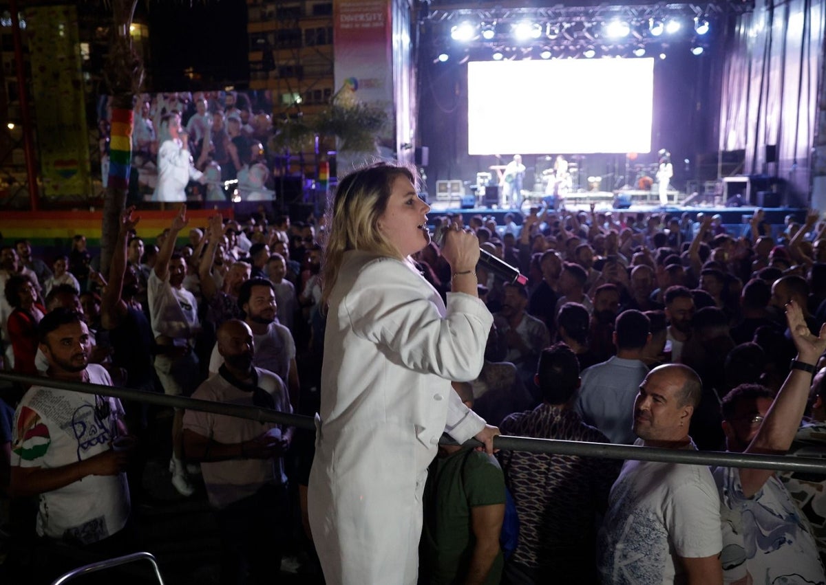 Imagen secundaria 1 - Torremolinos aúlla al ritmo de &#039;Zorra&#039;: Nebulossa conquista el Orgullo