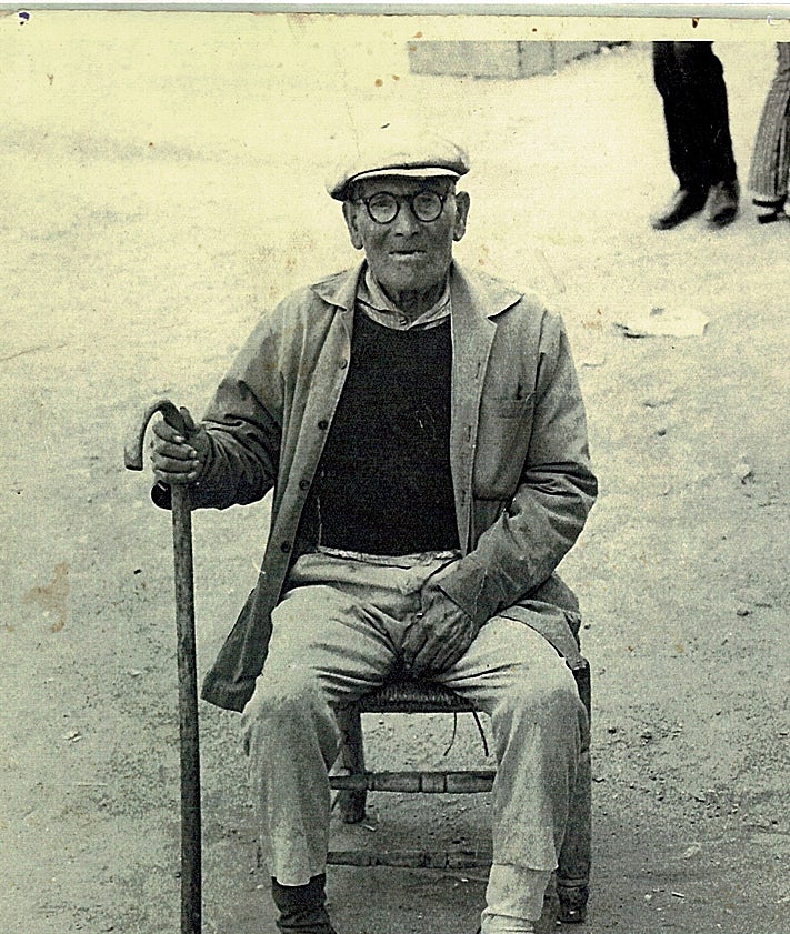 Imagen secundaria 2 - Antigua fábrica de Punto Industrial, una familia con una docena de hijos y un paisano, en los 60 del siglo pasado.