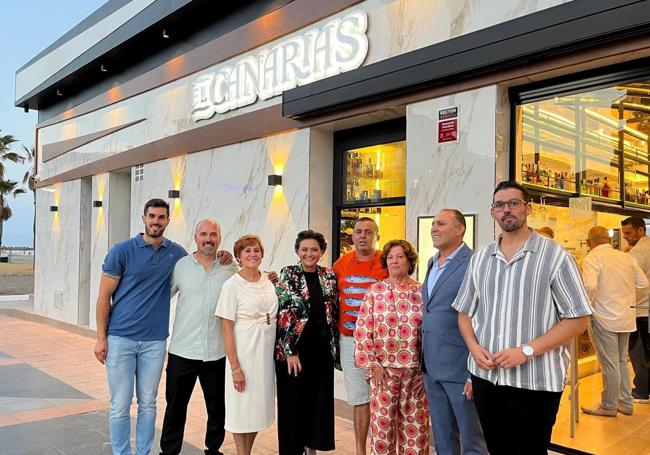 La familia Pérez, con la alcaldesa de Torremolinos, Marga del Cid, el día de la reinauguración de 'El Canarias'.