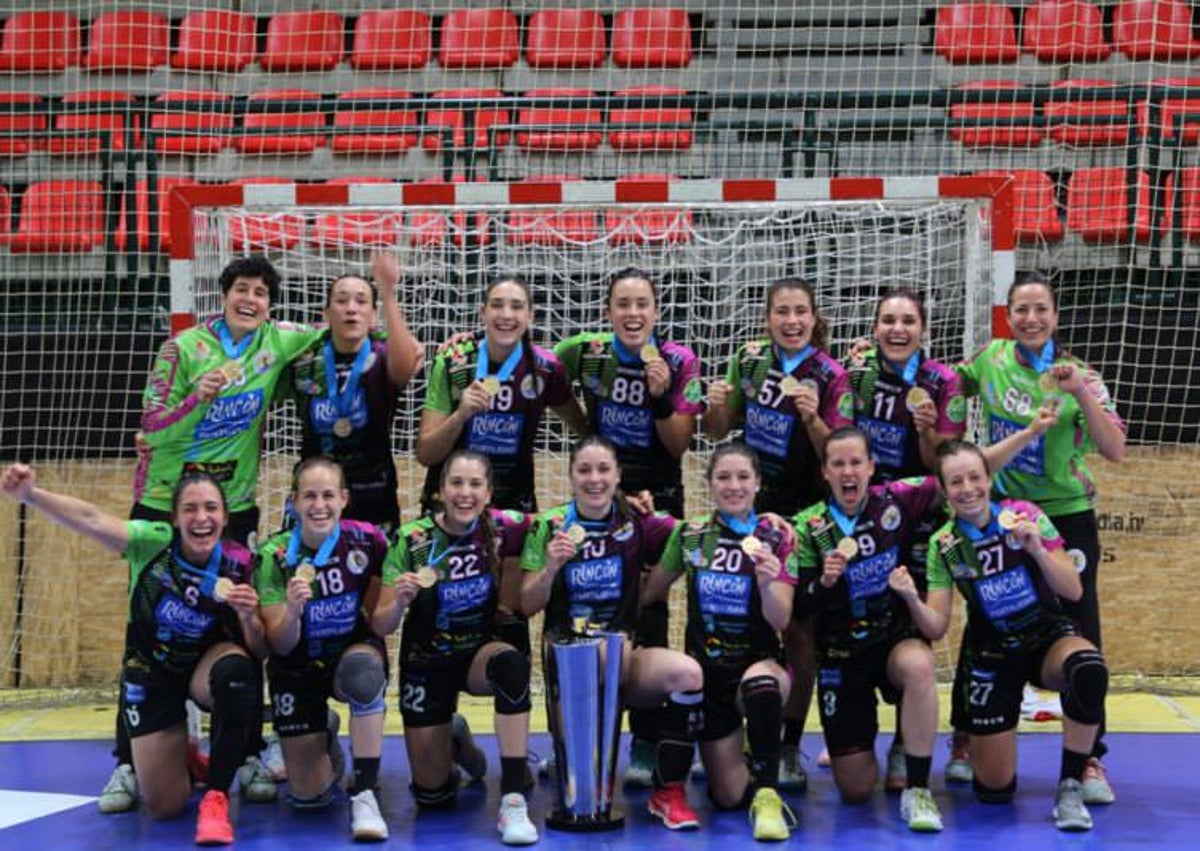 Imagen secundaria 1 - Campeonas de la Liga (2022-23), EHF European Cup (2020-21) y Copa de la Reina (2020).