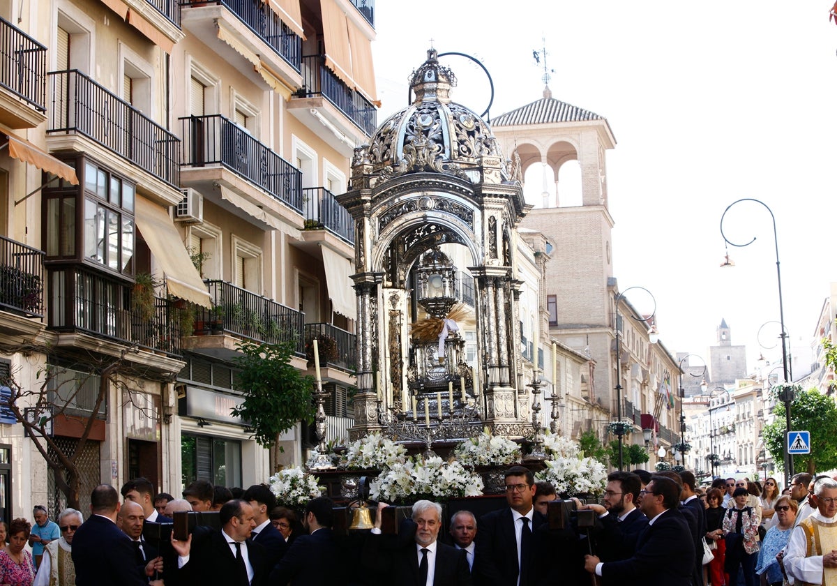 La Custodia es llevada a hombros de hermanacos en Antequera