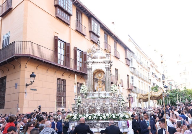 La carroza del Corpus, tras salir de la Catedral.